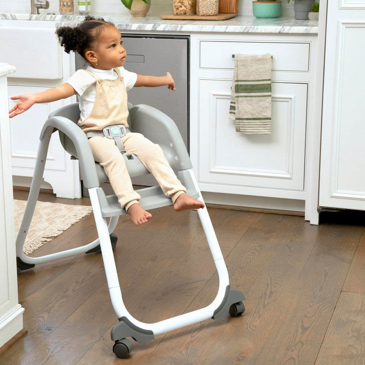 6-in-1 High Chair with 5 Point Harness and 2 Trays Z9563