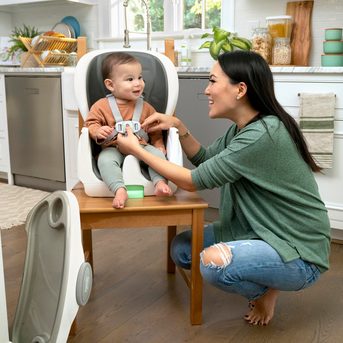 6-in-1 High Chair with 5 Point Harness and 2 Trays Z9563